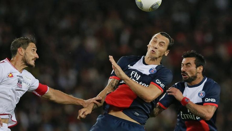 Les Parisiens Zlatan Ibrahimovic et Ezequiel Lavezzi, lors de PSG-AC Ajaccio, le 18 août 2013 à Paris