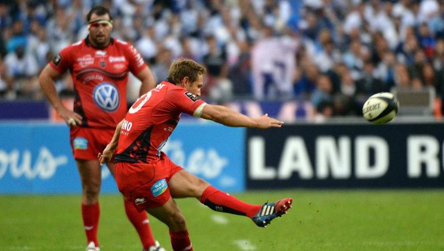 L'ouvreur anglais de Toulon Jonny Wilkinson frappe une pénalité en finale du Top 14 contre Castres, le 31 mai 2014 au Stade de France
