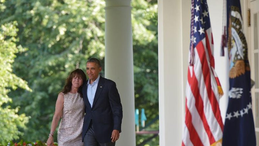 Jani Bergdahl, la mère du soldat libéré Bowe Bergdahl, sous les colonnades de la Maison Blanche avec le président américain Barack Obama, le 31 mai 2014
