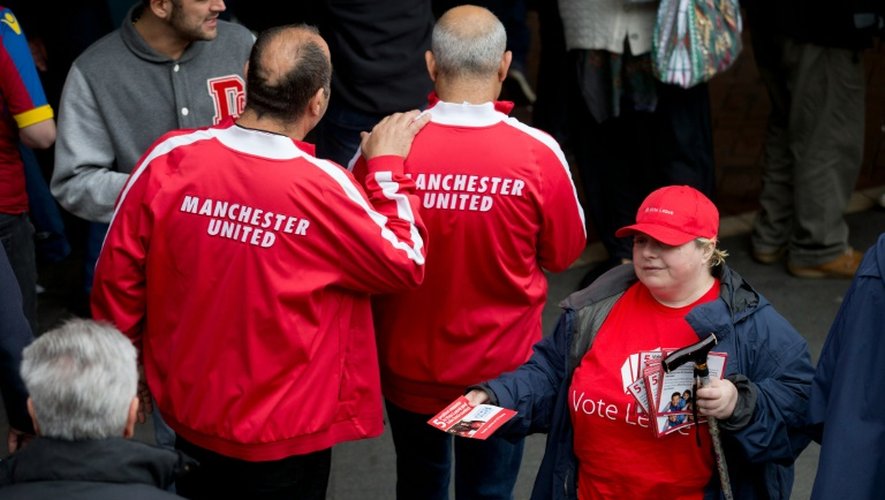 Une militante du Brexit distribue des prospectus à Wembley le 21 mai 2016