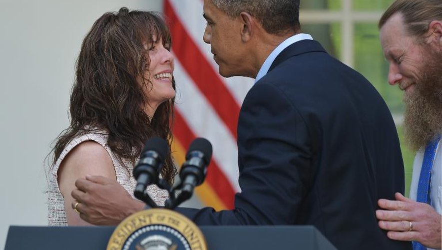 Jani Bergdahl, la mère du sergent libéré Bowe Bergdahl, donne une accolade au président Barack Obama, le 31 mai 2014 à la Maison Blanche