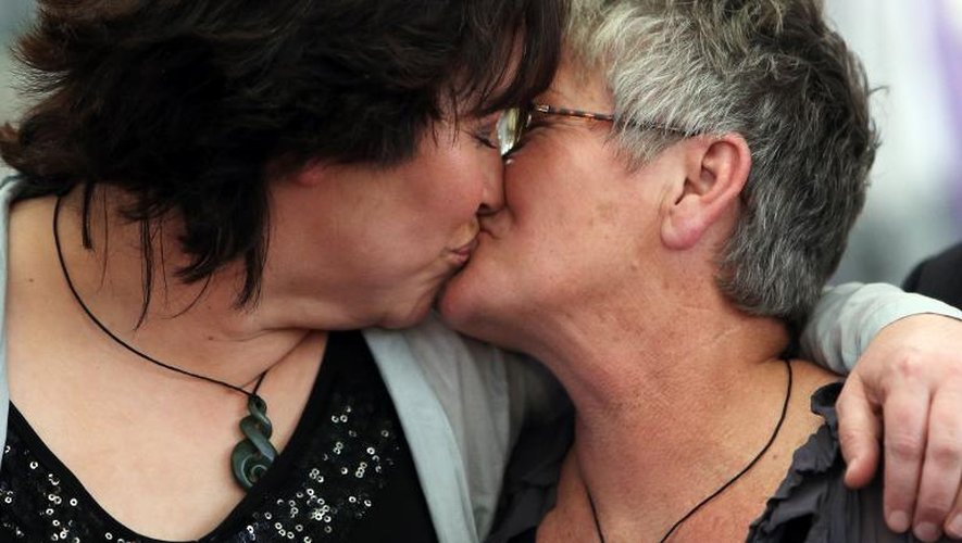 Lynley Bendall et Ally Wanikau s'embrassent lors de leur mariage ne plein air, le 19 août 2013 à Auckland