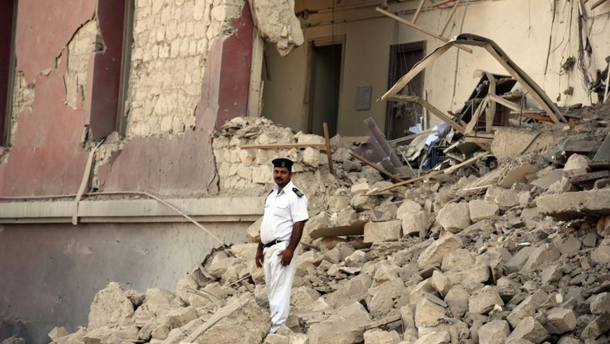 Un policier égyptien dans les décombres du consulat d'Italie au Caire, touché par un attentat le 11 juillet 2015