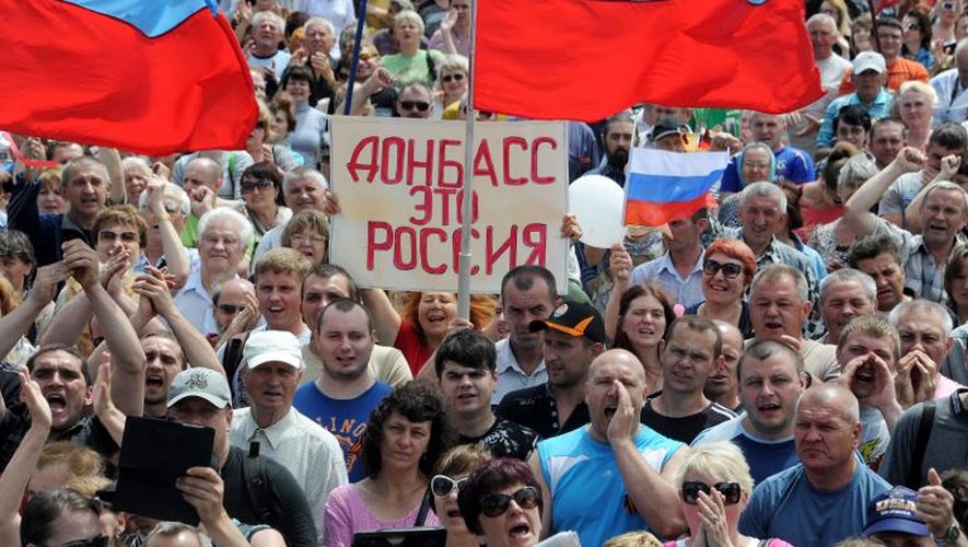 Manifestants prorusses le 31 mai 2014 à Donetsk. "Le Donbass c'est la Russie", dit la pancarte.