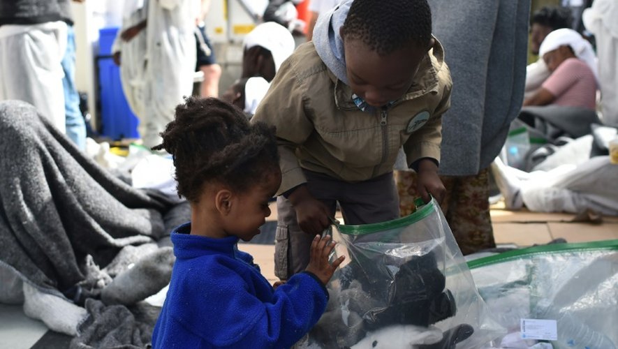 Des enfants rangent des jouets en se préparant à quitter l'Aquarius le 26 mai 2016