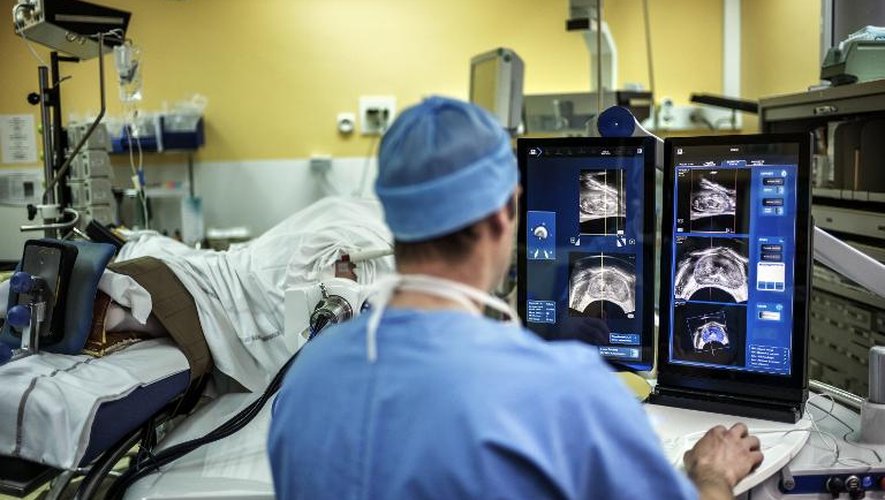 Un chirurgien, assisté d'un robot, effectue une tumorectomie de la prostate le 10 avril 2014 à Lyon en France