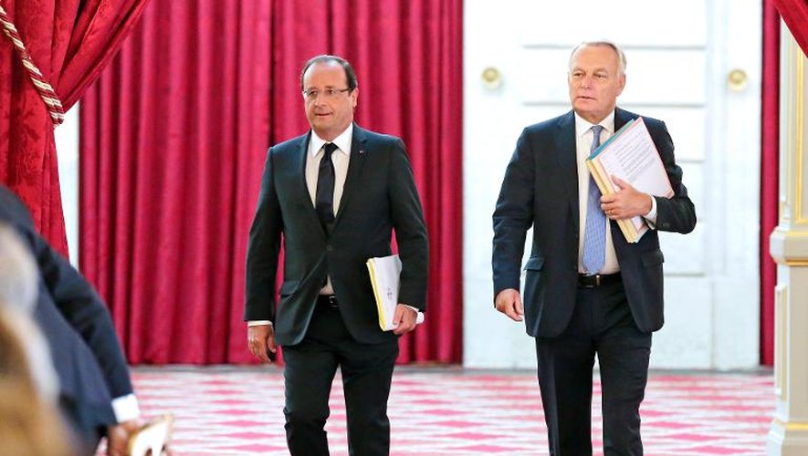 Le président de la République François Hollande (g) et le Premier ministre Jean-Marc Ayrault arrivent le 19 août 2013 à l'Elysée