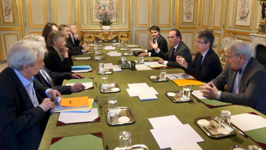 Le président François Hollande aux côtés de la ministre de l'Education Najat Vallaud-Belkacem reçoit cinq Prix Nobel et un lauréat de la médaille Fields à l'Elysée à Paris le 30 mai 2016