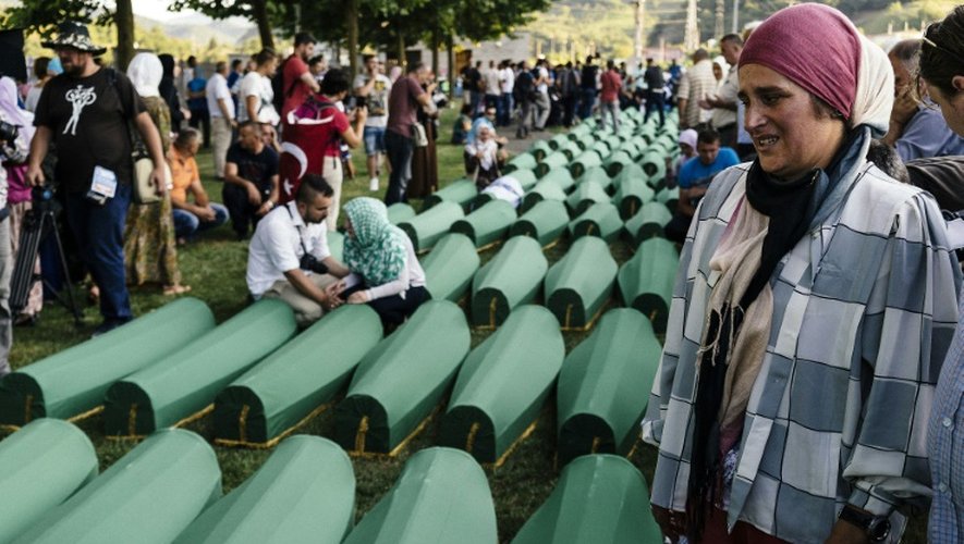 Les cercueils de victimes du massacre de juillet 1995, alignés au cimetière mémorial Potocari le 10 juillet 2015 à Srebrenica