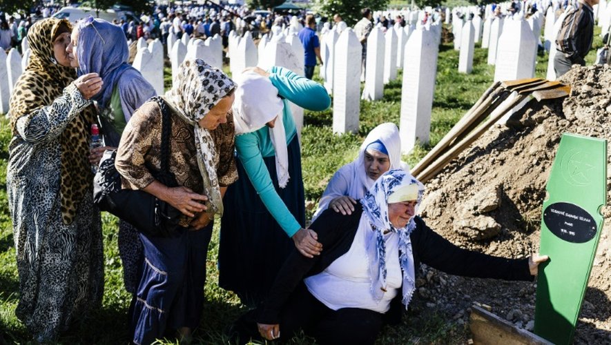 Une femme bosniaque sur la tombe de son frère le 11 juillet 2015 au mémorial Potocari à Srebrenica