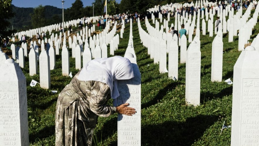 Une femme bosniaque au milieu des tombes le 11 juillet 2015 au mémorial de Srebrenica