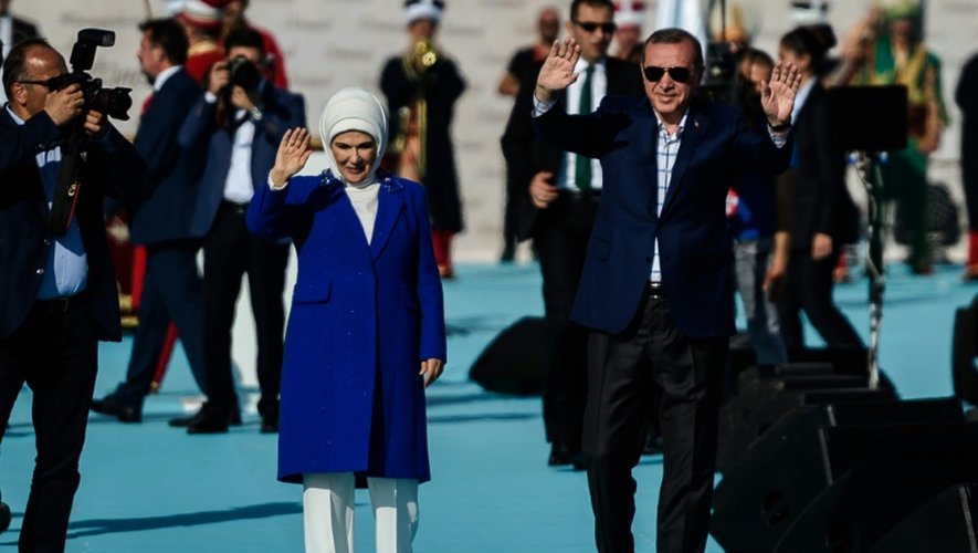 Le président turc Recep Tayyip Erdogan (d), et son épouse Emine Erdogan, le 29 mai 2016 à Istanbul