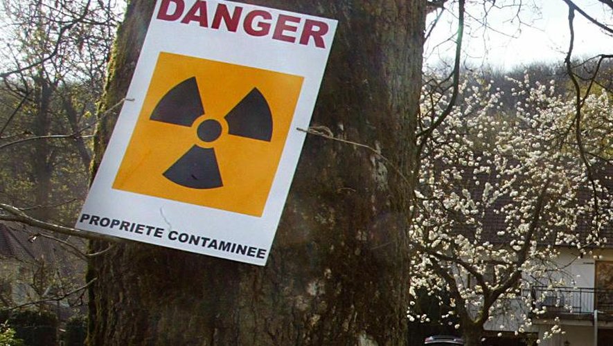 Mise en garde sur le site contaminé d'une ancienne usine de radium, à Gif-sur-Yvette, près de Paris, en 2003
