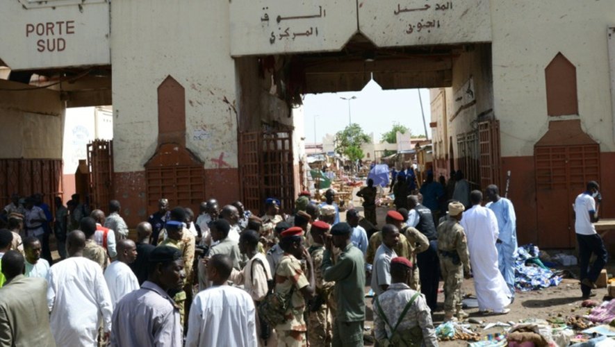 Des habitants et des soldats devant le marché de N'Djamena où a eu lieu un attentat suicide meurtrier, le 11 juillet 2015