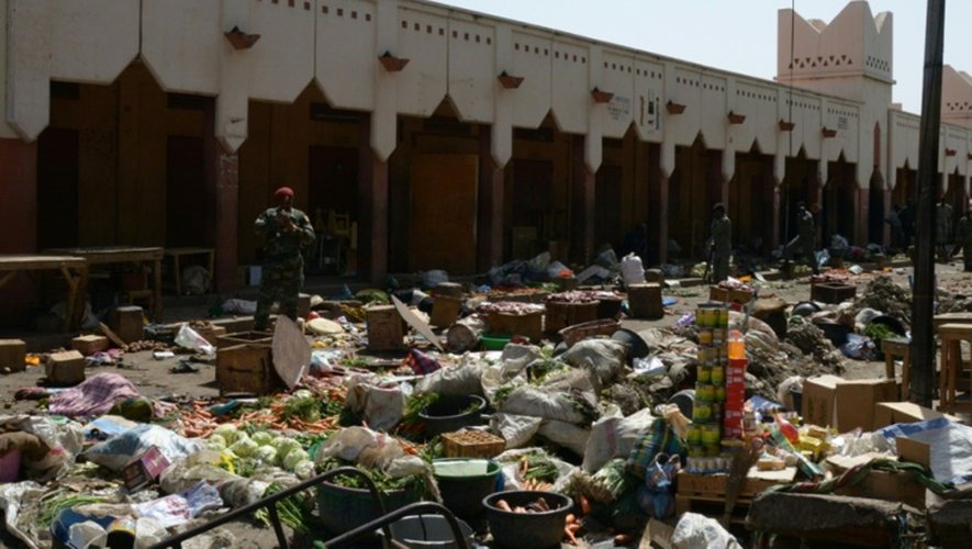 Un soldat monte la garde près du marché de N'Djamena où a eu lieu un attentat suicide meurtrier, le 11 juillet 2015