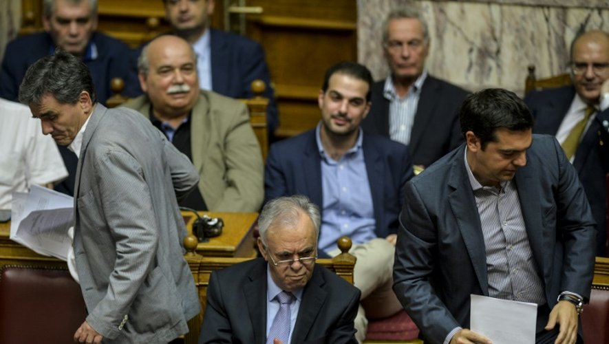 Le Premier ministre grec Alexis Tsipras (D) et le ministre des Finance Euclid Tsakalotos (G) le 10 juillet 2015 au Parlement à Athènes