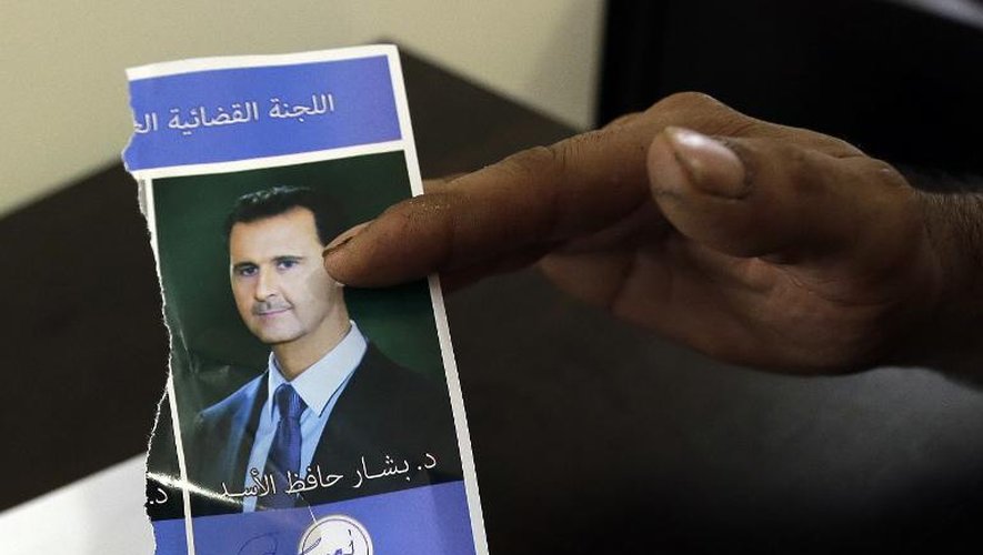 Détail montrant un expatrié syrien au Liban votant pour le président Bachar al Assad dans un des bureaux de vote installés au Liban, le 28 mai 2014