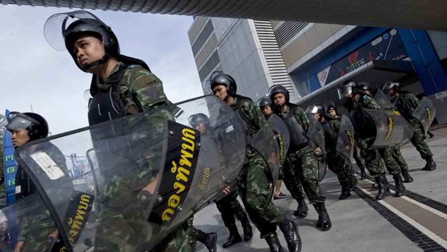 Des milliers de policiers et de soldats sont déployés à Bangkok le 1er juin 2014 pour décourager les manifestants contre le coup d'Etat