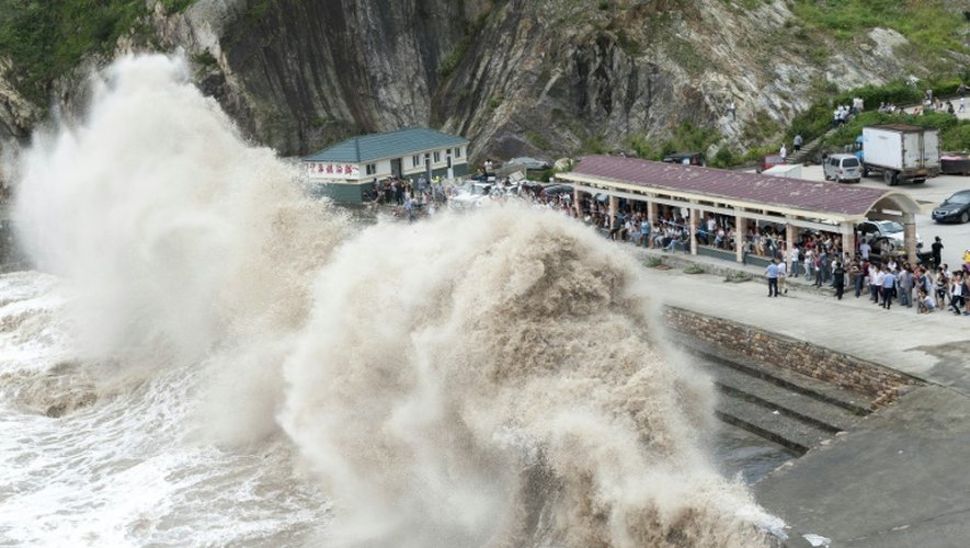 Des vagues géantes s'abattent le 10 juillet 2015 à Wenling sur la côte orientale de la Chine