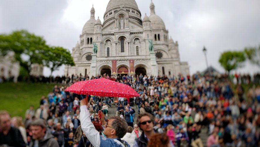 Des touristes à Montmartre, à Paris, le 15 mai 2015