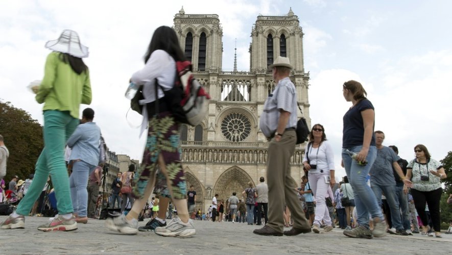 Des touristes devant la cathédrale Notre Dame de Paris, le 1er août 2014