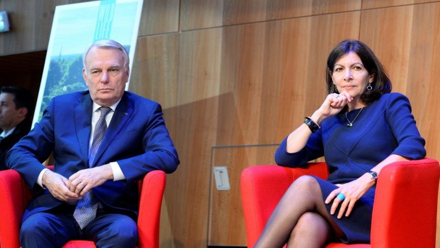 La maire de Paris Anne Hidalgo et le ministre des Affaires étrangères Jean-Marc Ayrault lors d'une conférence de presse à Paris, le 30 mai 2016