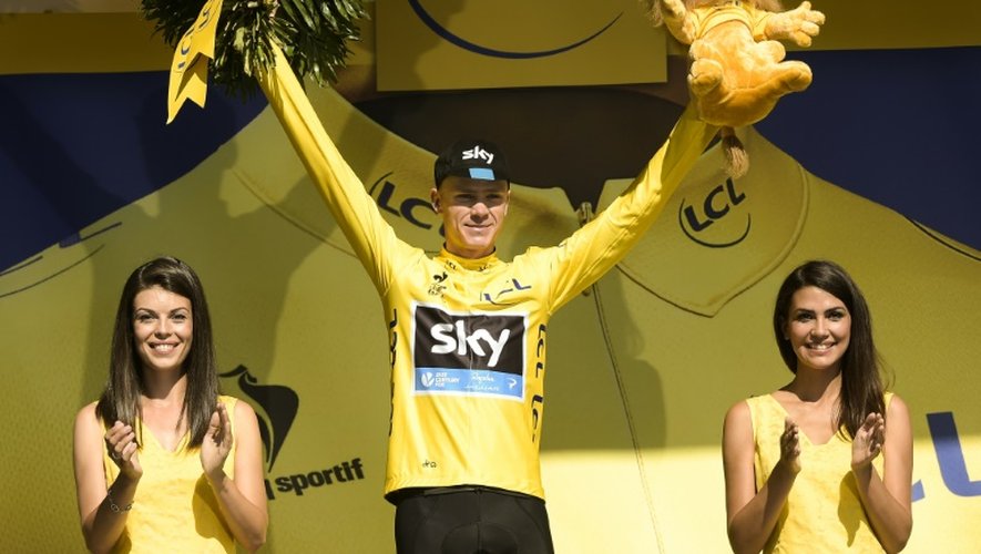 Le Britannique Chris Froome endosse le maillot jaune du Tour de France à Gougères, le 10 juillet 2015