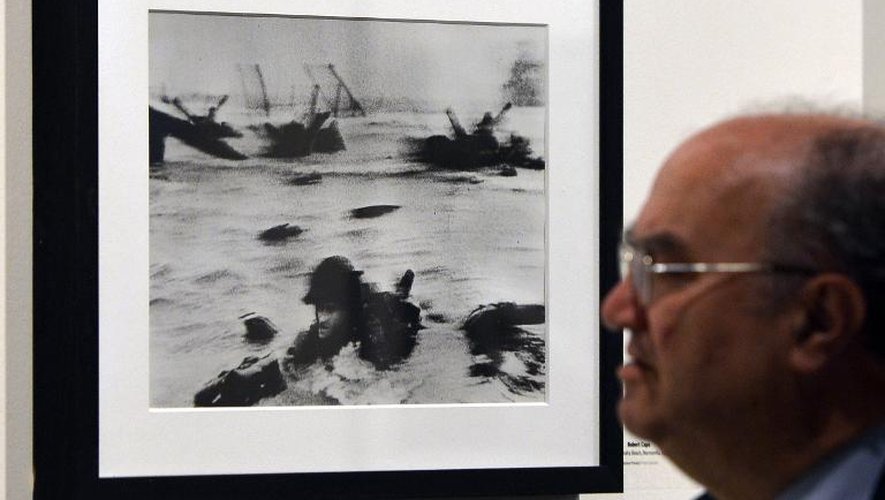 Une photo du débarquement allié sur Omaha Beach le 6 juin 1044 prise par Robert Capa pour le magazine Life, et exposée à Rome, le 30 avril 2013