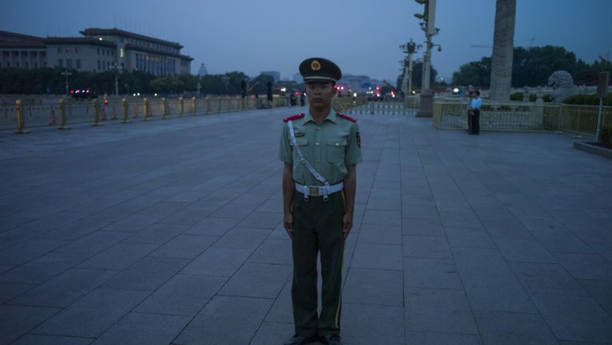 Un membre chinois des forces de l'ordre, le 4 juin 2015 sur la place Tiananmen, à Pékin