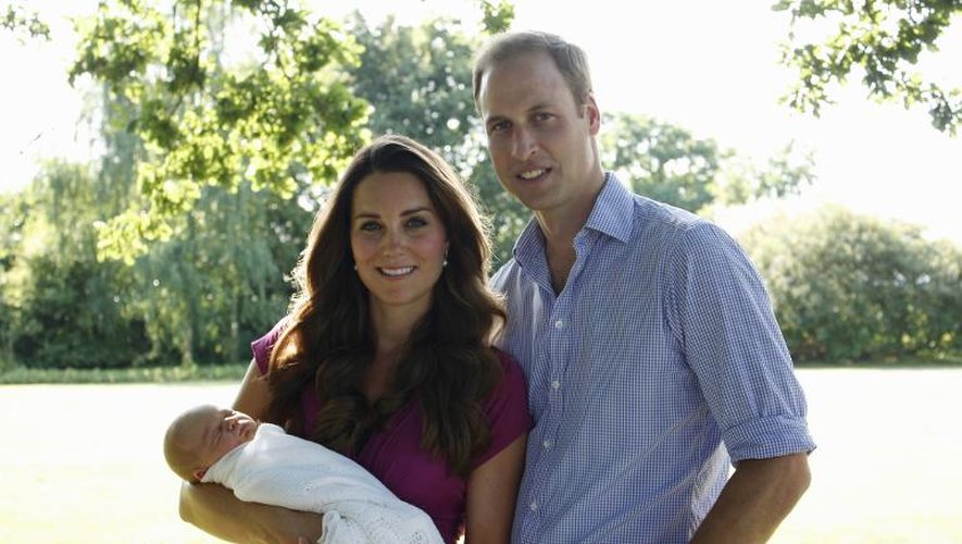 La duchessse de Cambridge, le prince William, et leur bébé George, sur une photo prise par Michael Middleton diffusée le 19 août 2013