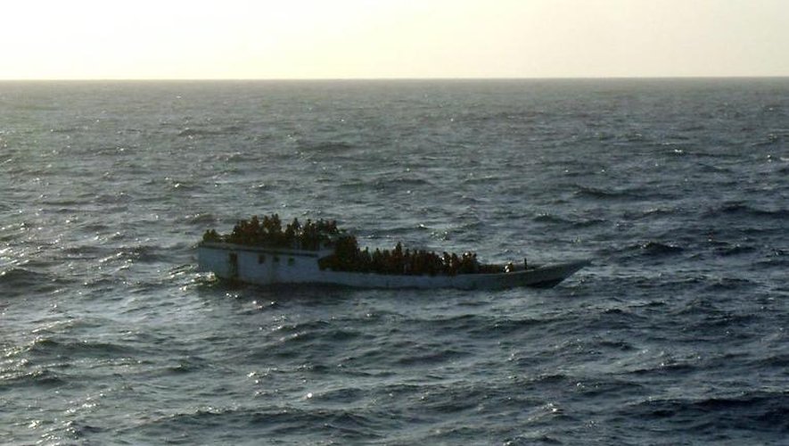 Un bateau chargé de demandeurs d'asile photographié par la Marine australienne avant son interception, en juin 2012