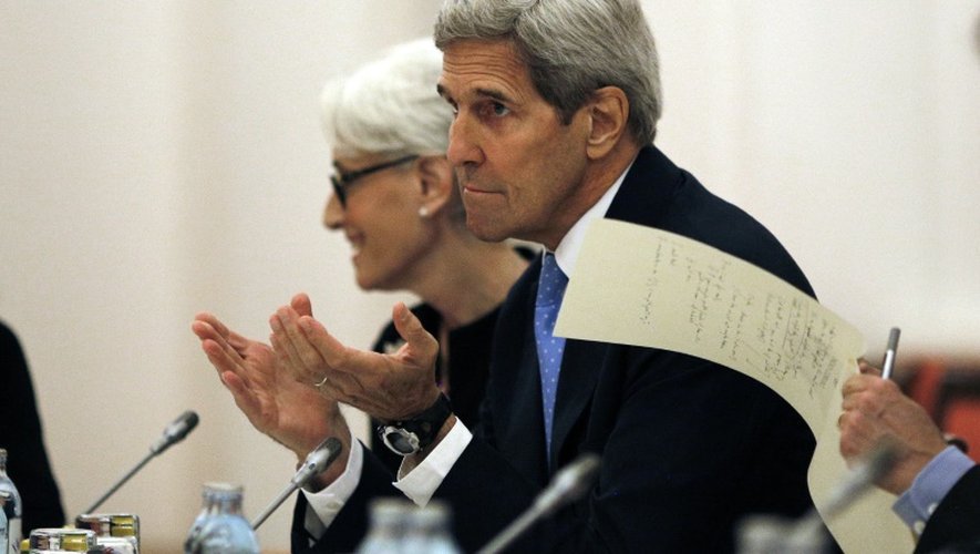 Le secrétaire d'Etat américain John Kerry (d)  et la sous-secrétaire américaine chargée des Affaires politiques Wendy Sherman à Vienne le 10 juillet 2015