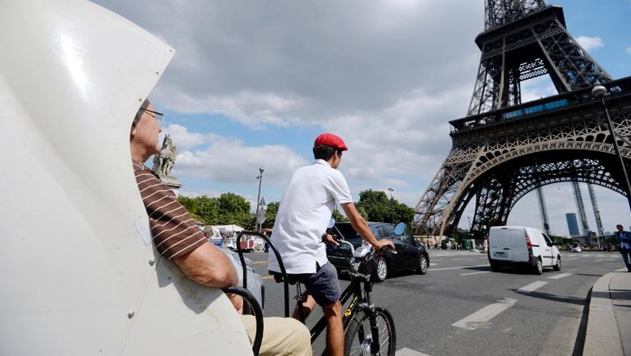 Un vélo-taxi près de la Tour Eiffel à Paris le 14 août 2013