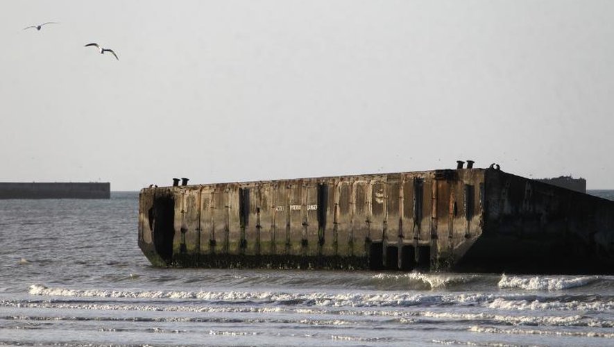 Les ruines du "port de Mulberry" construit par les Britanniques sur la plage d'Arromanches-les-Bains en 1944, le 26 février 2014