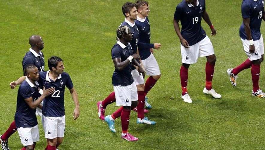 L'équipe de France célèbre le but d'Antoine Griezmann (troisième en partant de la droite)lors du match de préparation contre le Paraguay, le 1er juin 2014 à l'Allianz Riviera de Nice.
