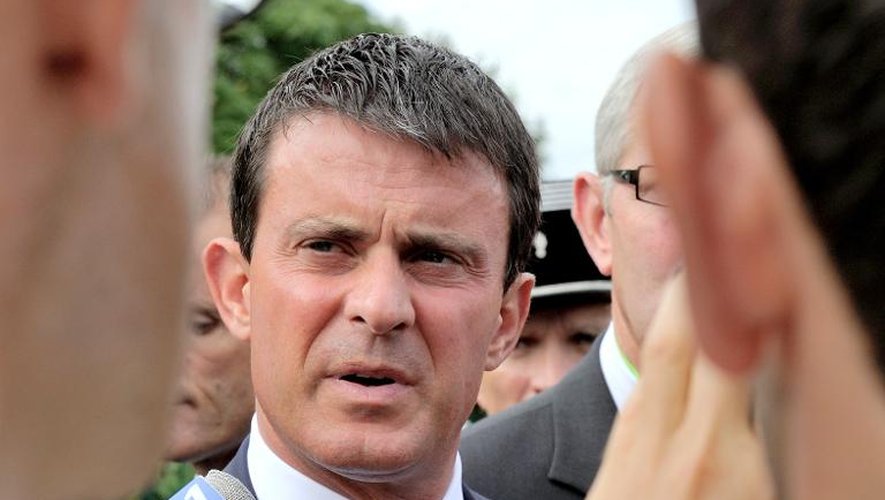 Le ministre de l'Intérieur, Manuel Valls, à Avion le 19 août 2013