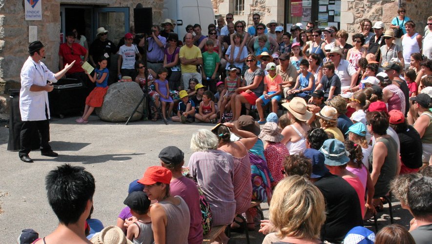 Les spectacles de rue, comme ici le Festival en bastides, font toujours recette auprès des touristes