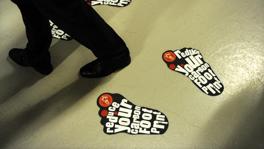 Des stickers appelant à "réduire votre empreinte écologique"  dans les allées de la Conférence de Copenhague sur le climat, le 10 décembre 2009