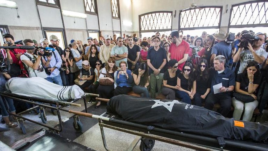 Les corps d'Emanuel et Miriam Riva, tués dans l'attentat contre le Musée juif de Bruxelles, entourés de leurs proches au cimetière Kyriat Shaul à Tel Aviv, le 27 mai 2014
