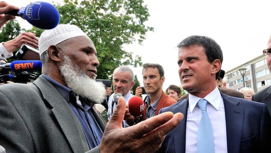 Le ministre de l'Intérieur, Manuel Valls, à Avion, dans le nord de la France, le 19 août 2013