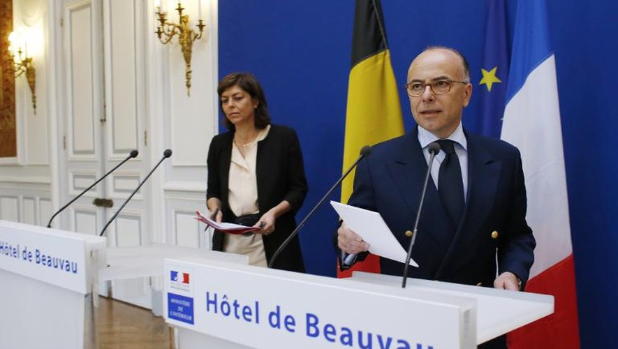 Les ministres belge Joelle Milquet et français  Bernard Cazeneuve de l'Intérieur lors d'une conférence de presse place Beauvau à Paris