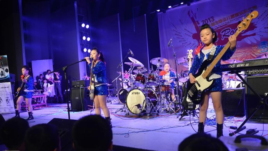 Les jeunes membres du groupe "Cool" se produisent le 11 août 2013 lors d'une compétition de rockeurs en herbe à Tianjin, dans le nord de la Chine