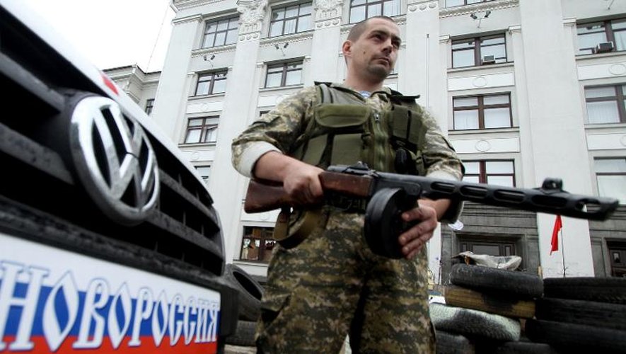 Un séparatiste prorusse armé devant une barricade à Lougansk le 1er juin 2014