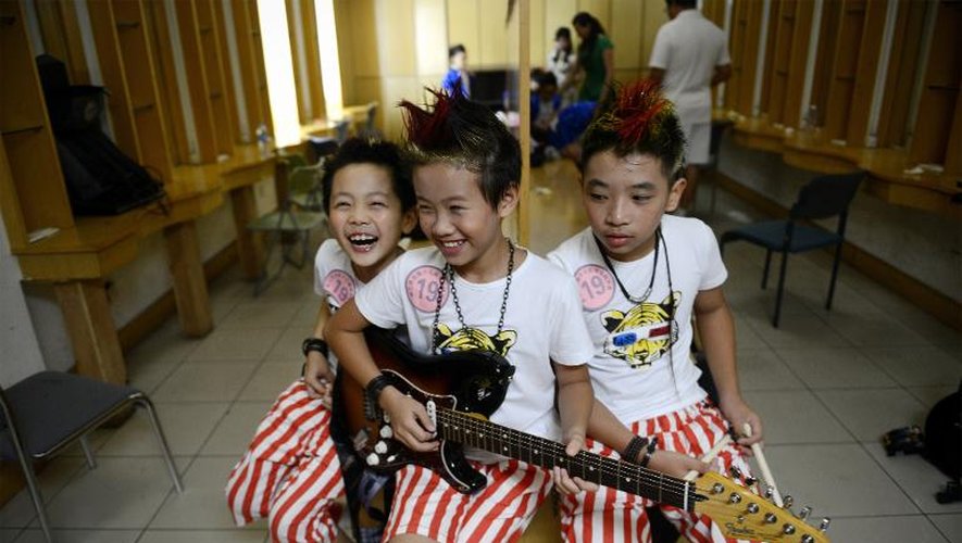 Des rockeurs en herbe s'apprêtent à monter sur scène le 11 août 2013 pour une compétition à Tianjin, dans le nord de la Chine