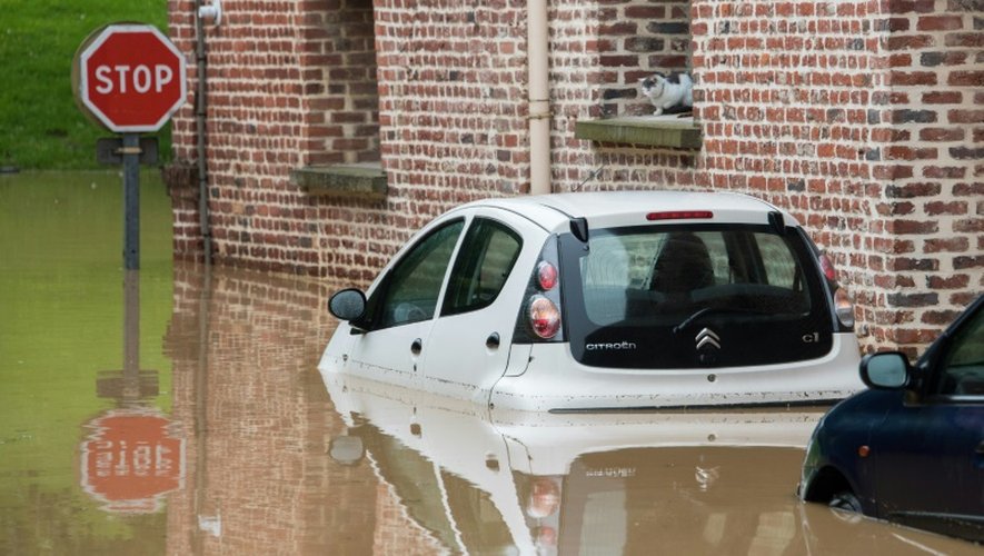 Une voiture dans la ville inondée de Bruay-la-Buissière, dans le nord de la France, le 31 mai 2016