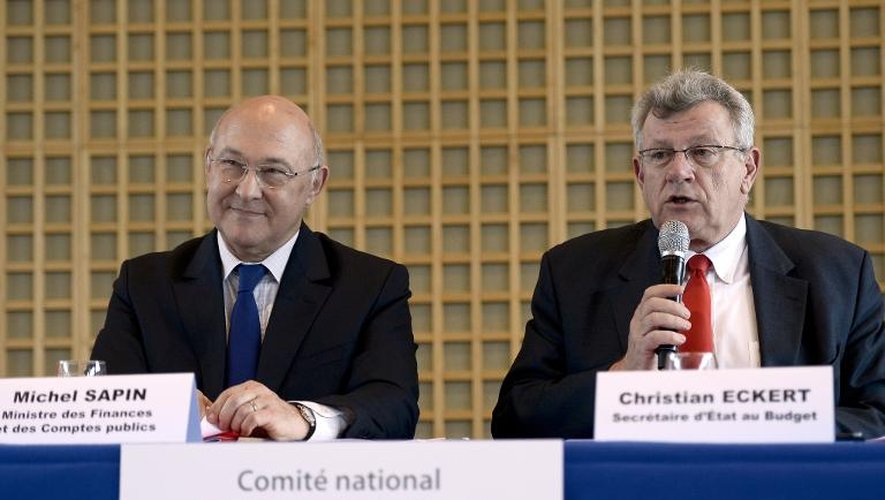 Le ministre des Finances Michel Sapin et le secrétaire d'Etat au Budget  Christian Eckert lors d'une conférence de presse le 22 mai 2014 à Paris