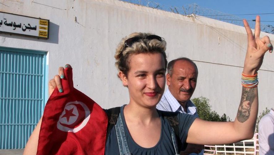 La militante tunisienne Amina Sboui à sa sortie de prison, le 1er août 2013 à Sousse