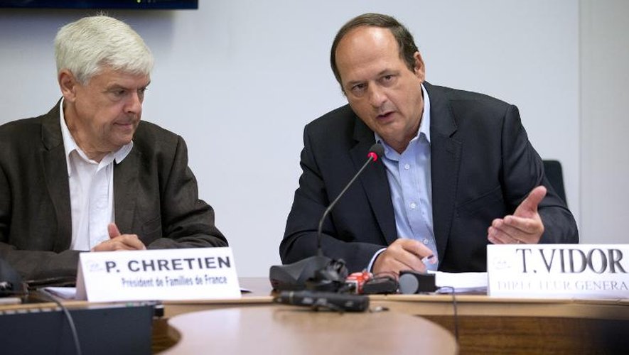 Le président et le directeur général de l'association Familles de France en conférence de presse à Paris le 20 août 2013