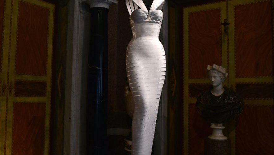 Une création du styliste franco-tunisien Azzedine Alaïa présentée lors de l'exposition "Couture/sculpture" à la Villa Borghese à Rome le 10 juillet 2015