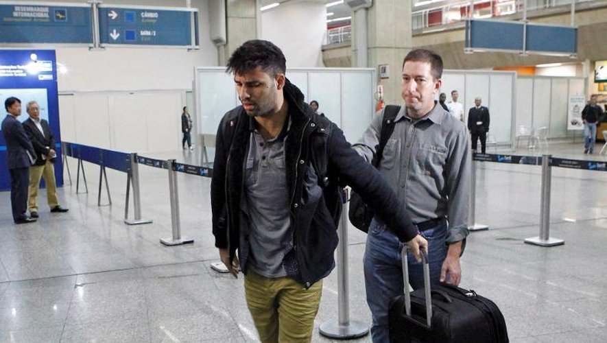 David Miranda (g), compagnon de Glenn Greenwald, journaliste du Guardian, est photographié le 19 août 2013 à son arrivée à l'aéroport de Rio de Janeiro